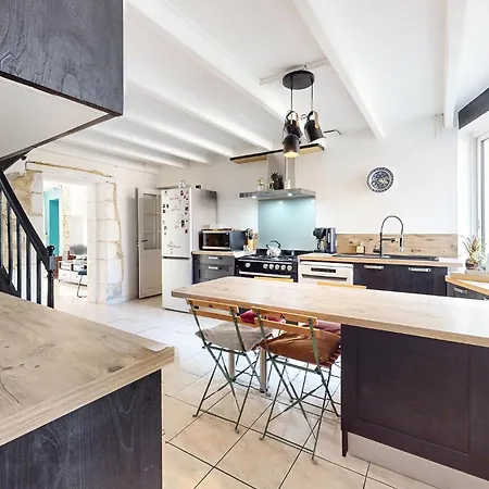 Дом отдыха Lovely Home In Tonnay-Boutonne Тонне-Бутон